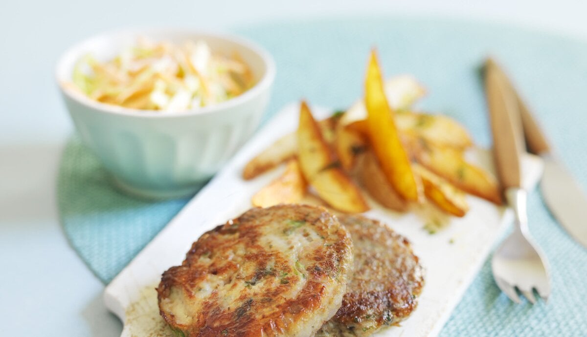 Sildekaker med potetbåter og råkostsalat