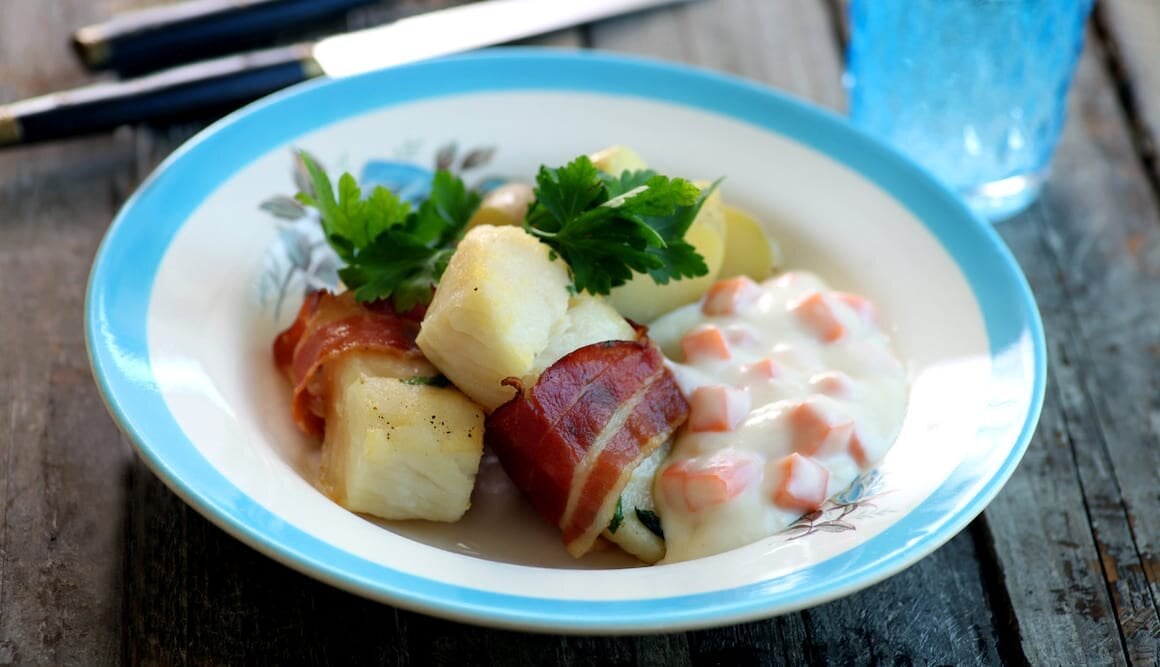 Ovnsbakt klippfisk med bacon og gulrotstuing