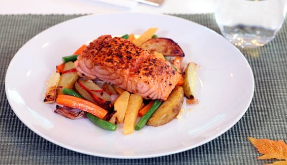Krydderstekt laks med ovnsbakte rotgrønnsaker