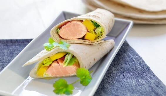 Wrap med laks og mangosalat