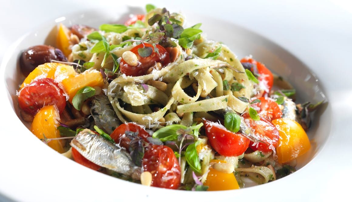 Pasta med sardiner og pesto