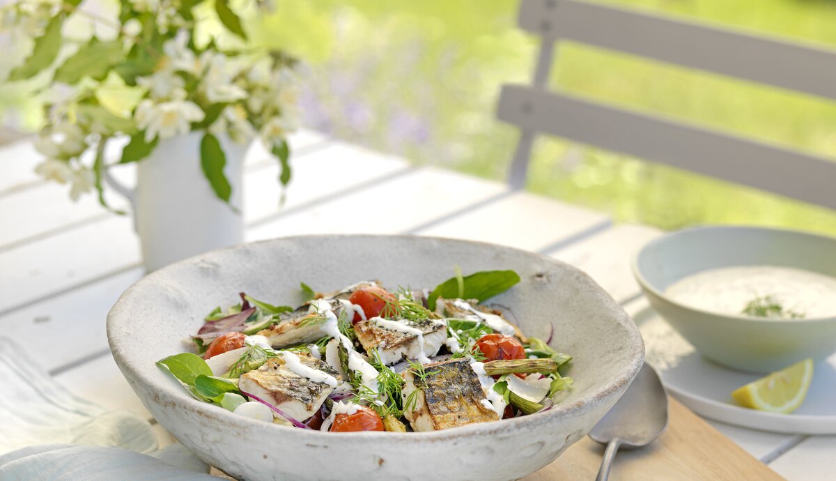Salat med makrell og rømmedressing