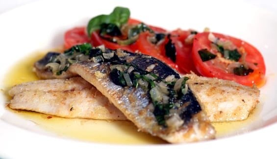 Stekt sild med varm tomatsalat