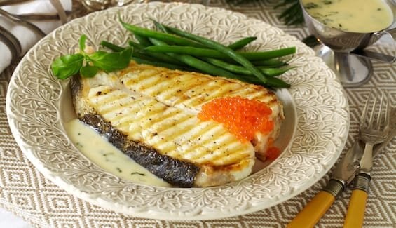 Kveite med urtesaus og lakserogn