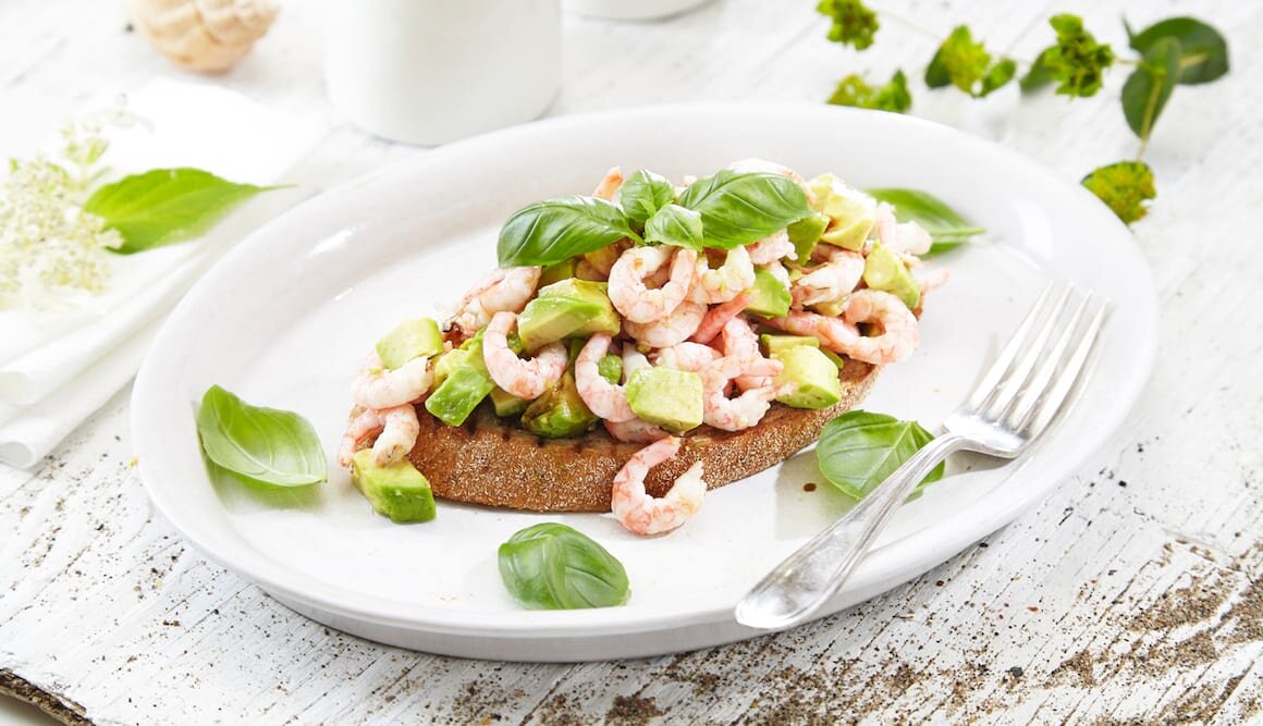 Rekesmørbrød med avokado og basilikum