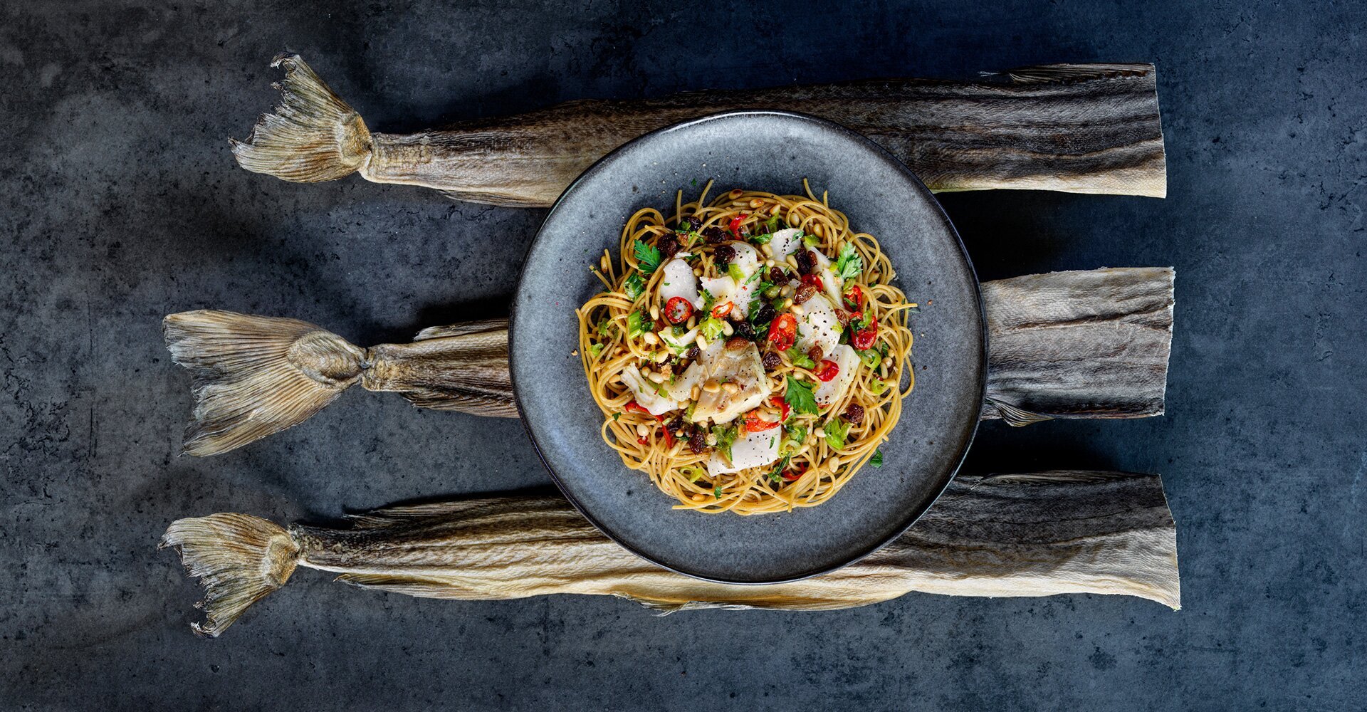 Spaghetti alla chitarra med tørrfisk, chili, rosiner og pinjekjerner