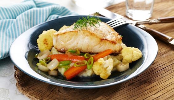 Stekt torsk med blomkålpuré og glaserte grønnsaker