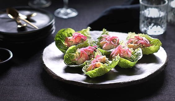 Ceviche av kamskjell med syltet rødløk og avokado