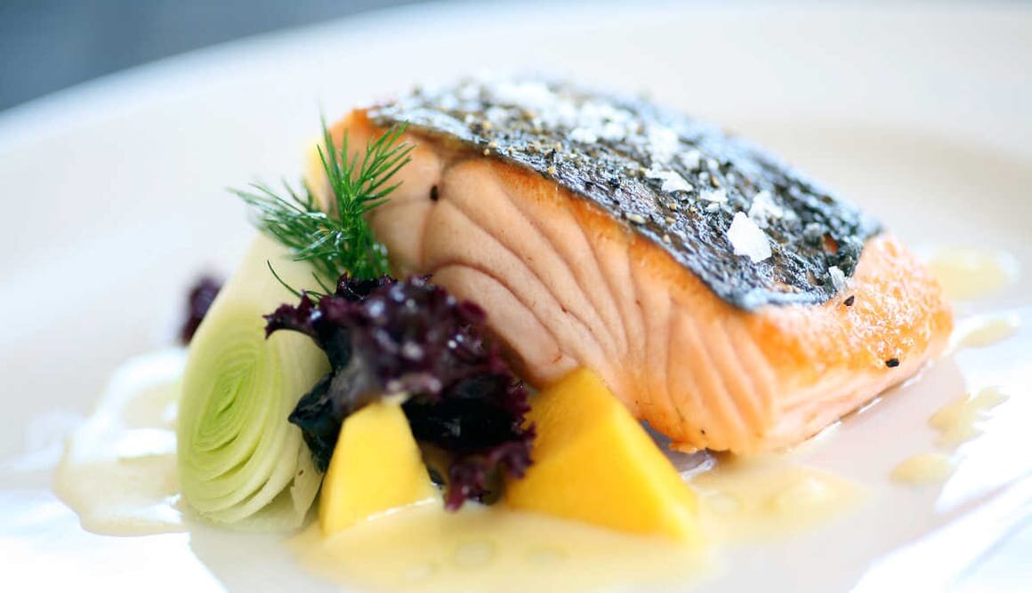 Stekt laks med purre og mango