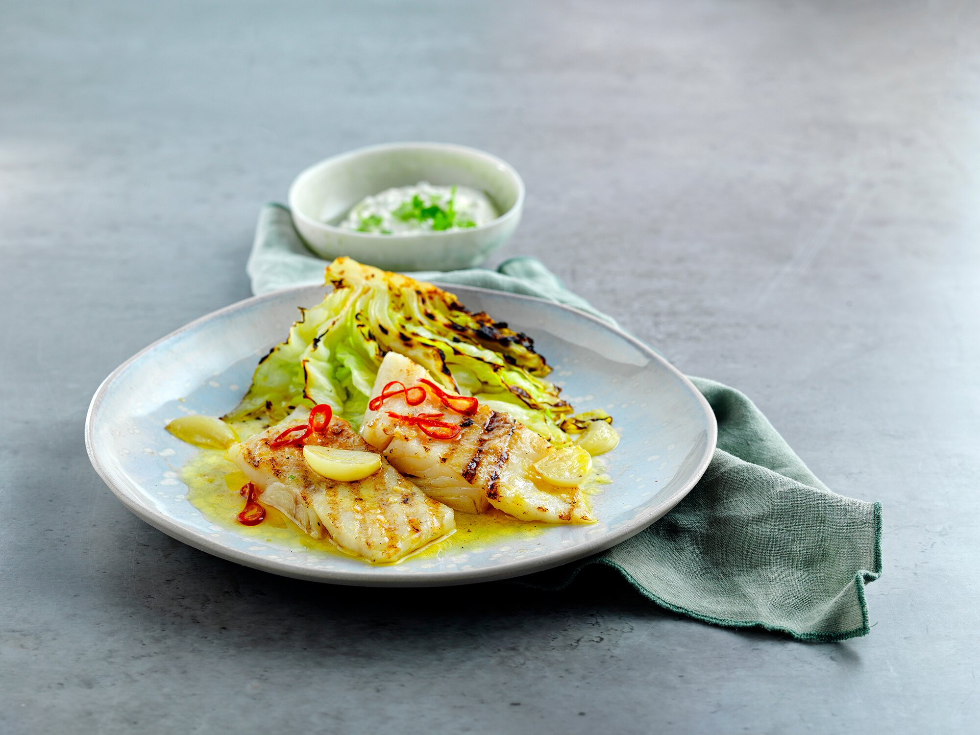 Grillet tørrfisk med sommerkålsalat og friskt hvitløkssmør