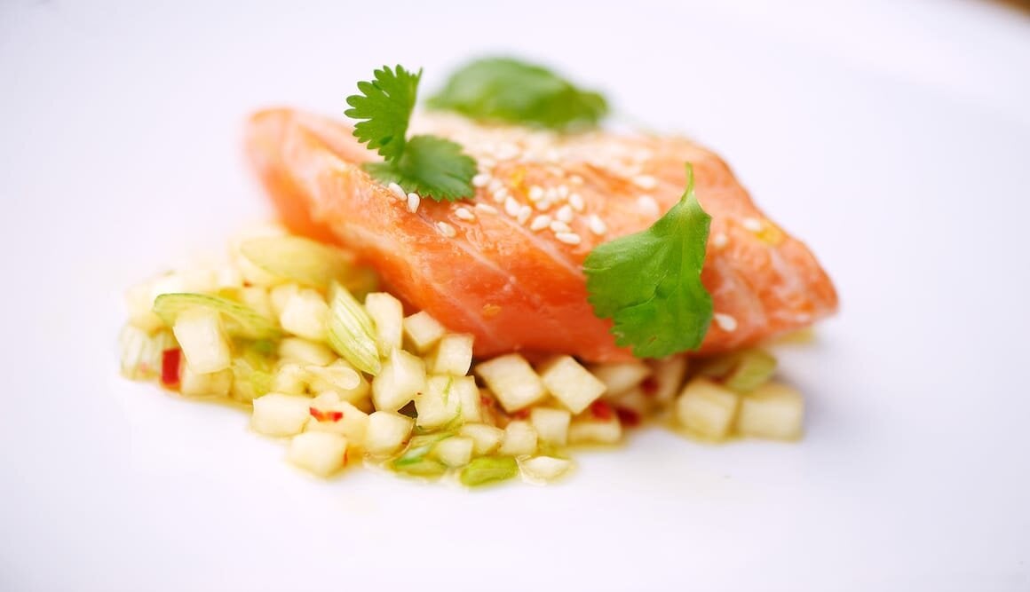 Grillet laks med ananassalsa