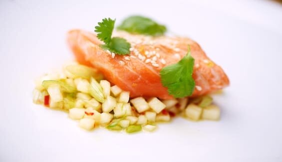 Grillet laks med ananassalsa