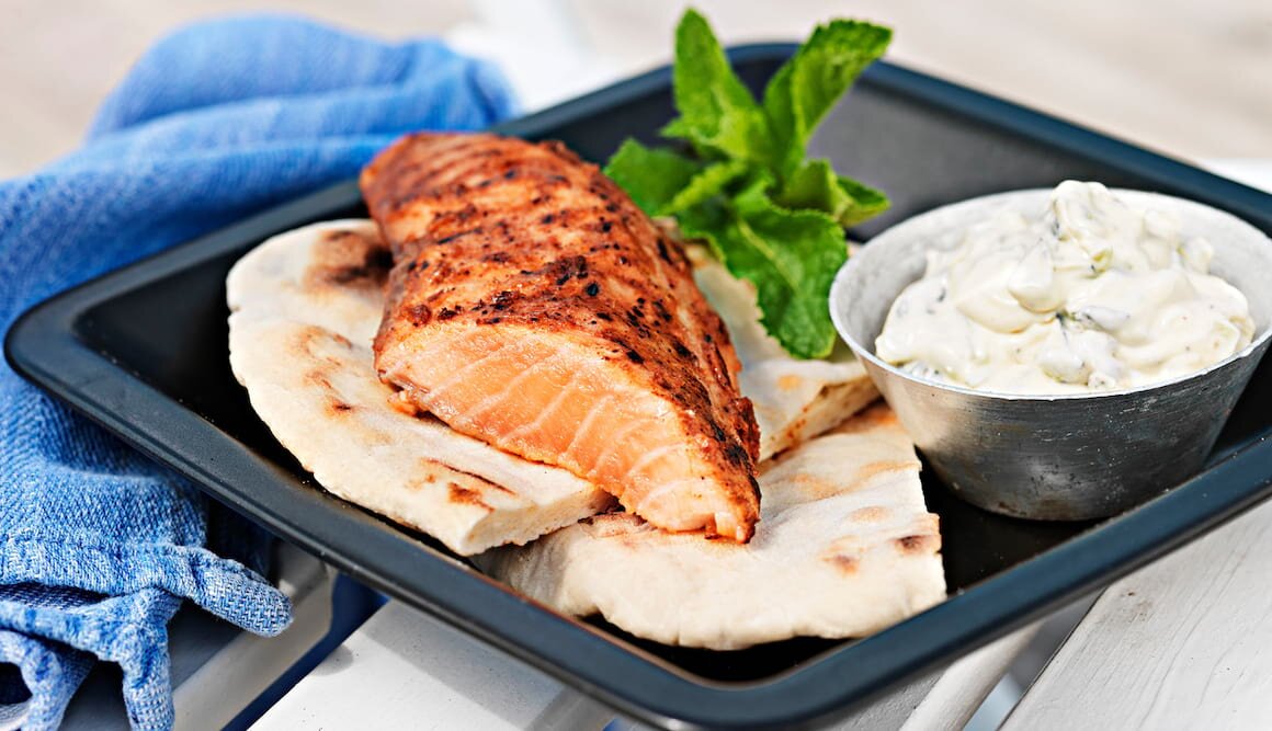 Grillet tandoorilaks med raita og naanbrød