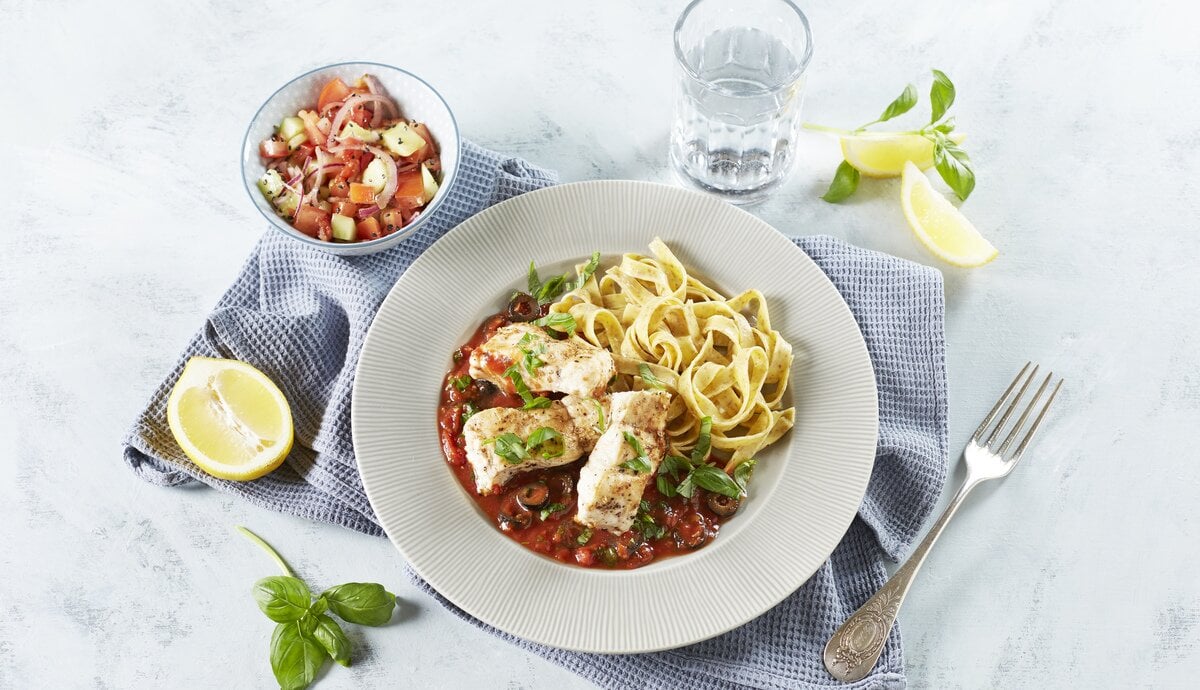 Steinbit med tomatsaus, salat og fullkornspasta