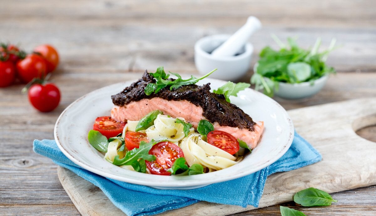 Ovnsbakt laks med tapenade og pasta