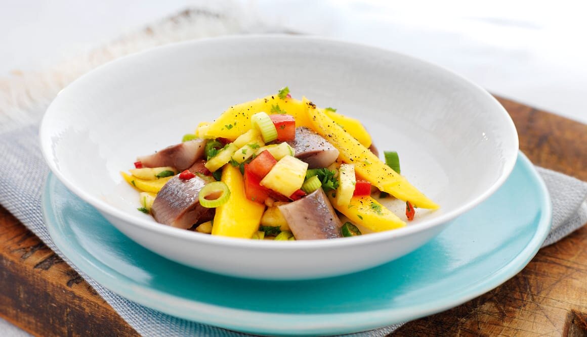 Salat med mango og sild