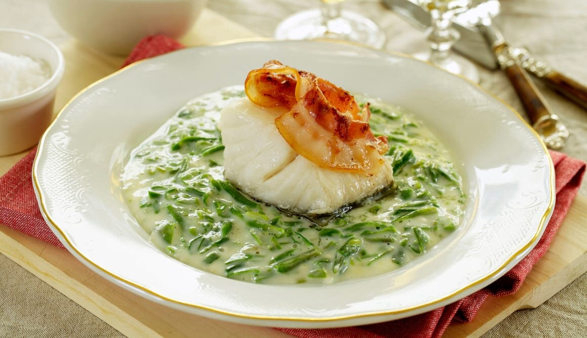 Ovnsbakt torsk med bacon og snittebønnestuing