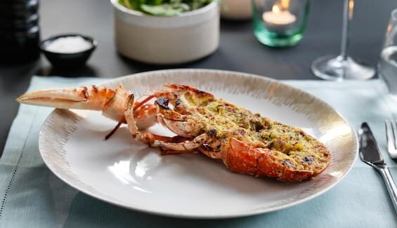 Grillet hummer med urtesmør