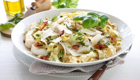 Pasta carbonara med torsk og bacon