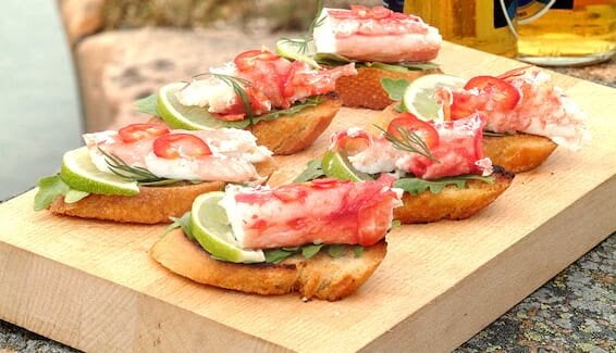 Kongekrabbe på crostini