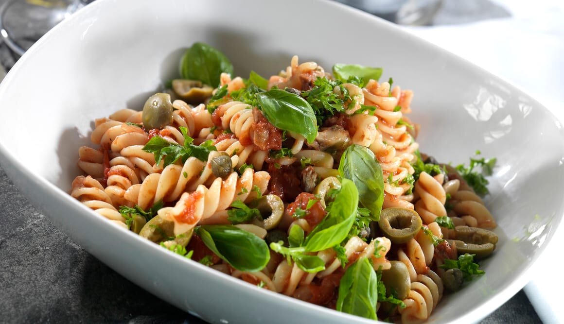 Pasta med sardiner, tomat og oliven