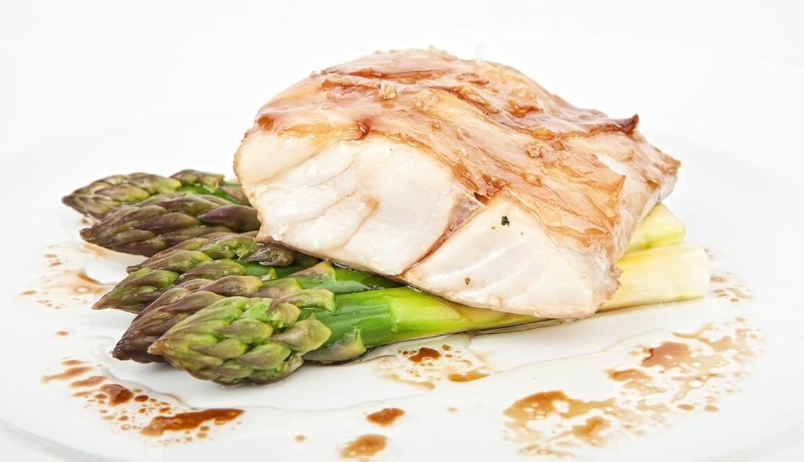 Ovnsbakt sei med ingefær og asparges