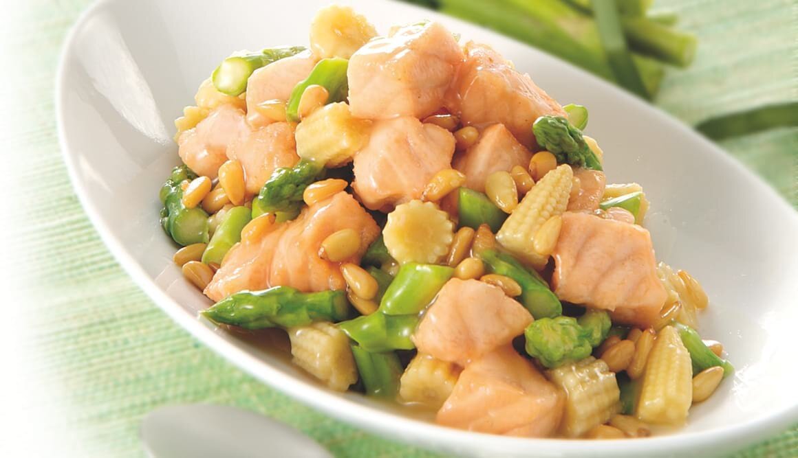 Laks med mais og pinjekjerner