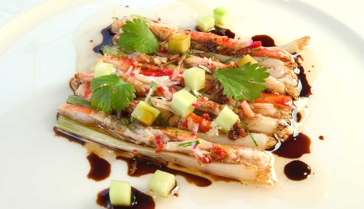 Varm kongekrabbe med hvitløk, soya og vårløk