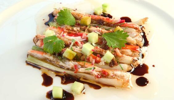 Varm kongekrabbe med hvitløk, soya og vårløk