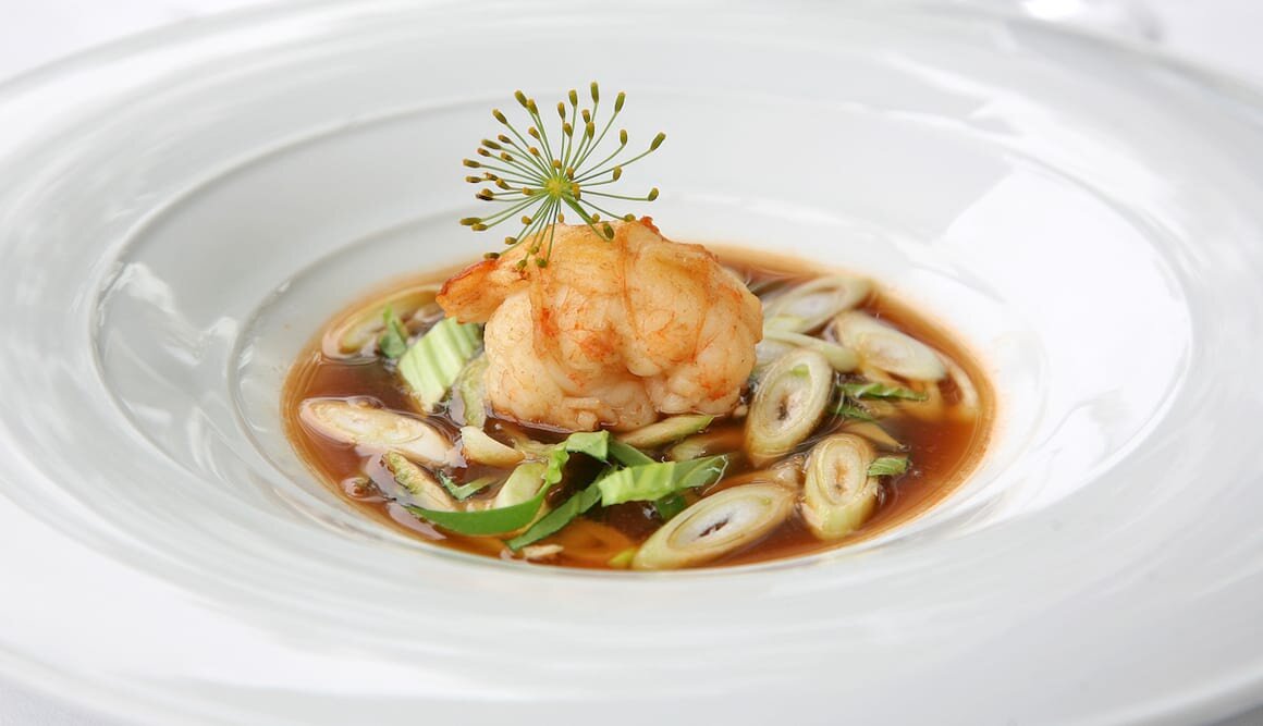 Sjøkreps på sprø grønnsaker med skalldyrkraft