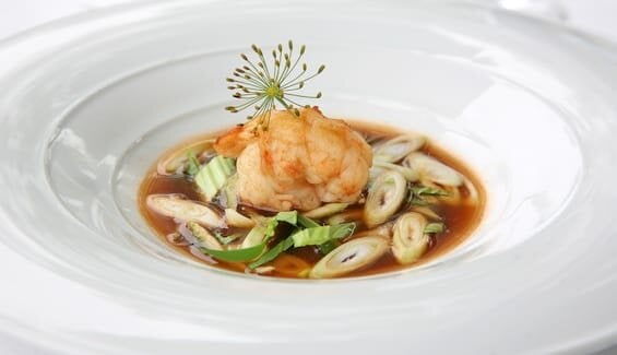 Sjøkreps på sprø grønnsaker med skalldyrkraft