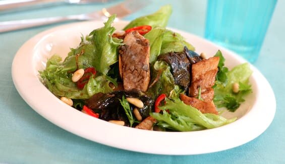 Salat med krydret varm sild