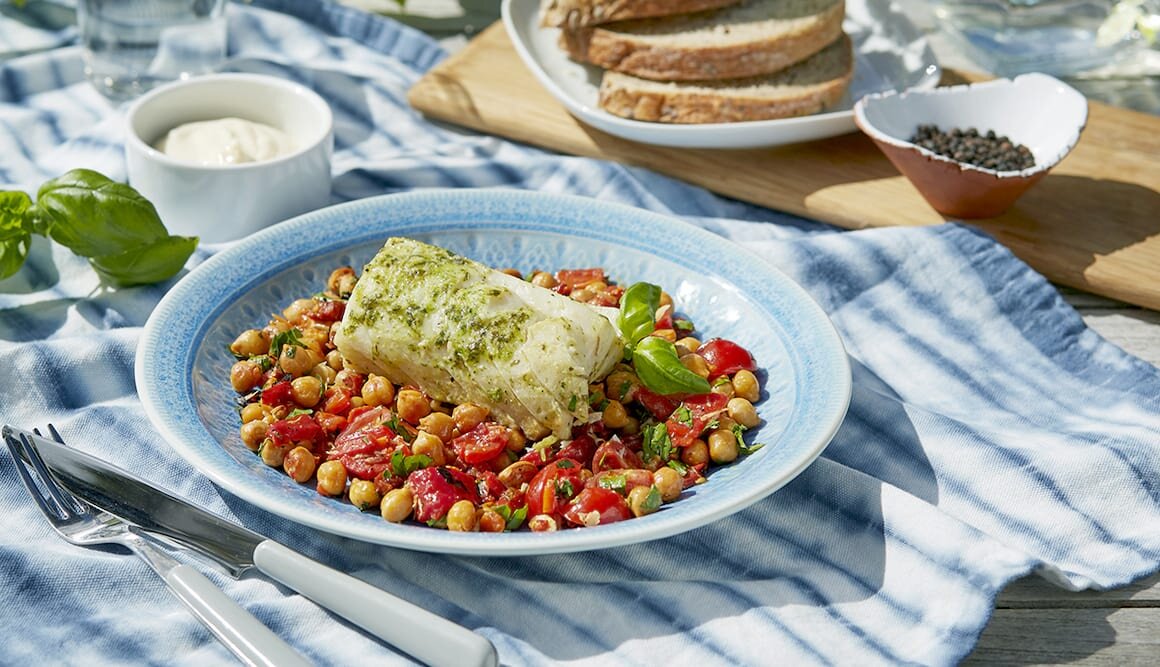 Urtemarinert grillet klippfisk med lun kikertsalat