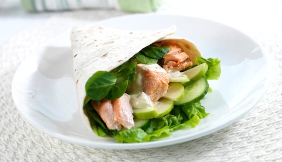 Grillet laks i wrap med eple