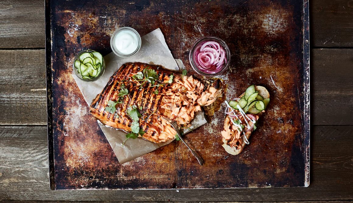 Pulled laks med syltet agurk og rødløk