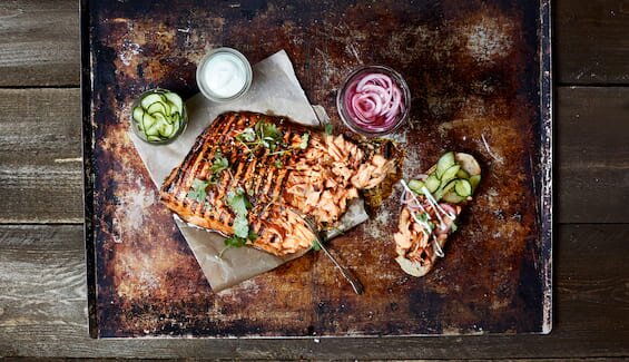 Pulled laks med syltet agurk og rødløk