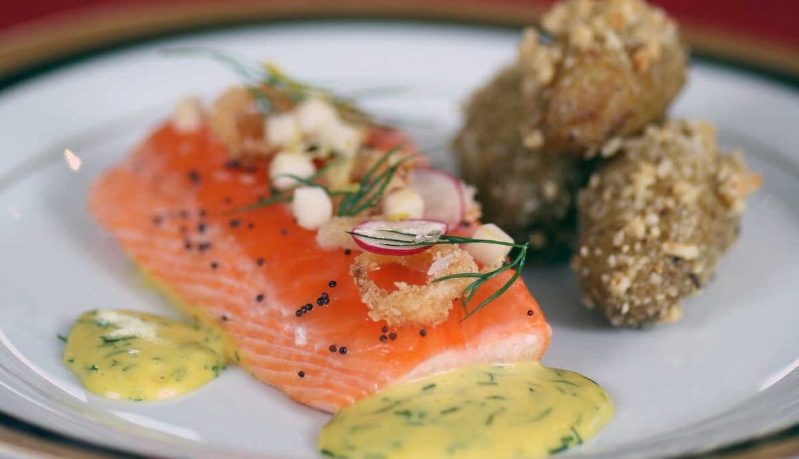 Gravet laks med sennepssaus og hasselbakte poteter