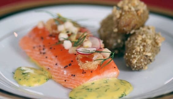 Gravet laks med sennepssaus og hasselbakte poteter