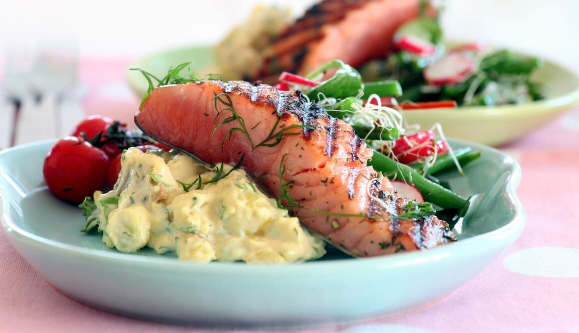 Grillet gravlaks med lun mandelpotetsalat