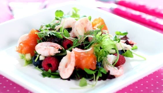 Sommersalat med reker, røkt laks, bringebær og blåbær