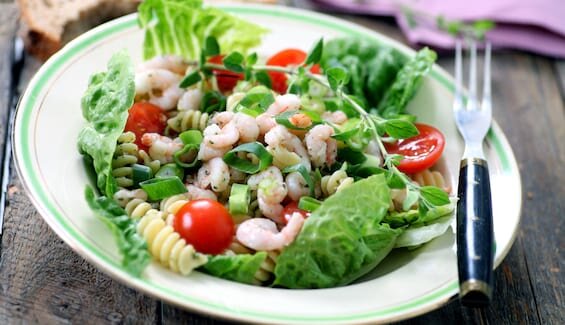 Pastasalat med reker og pesto