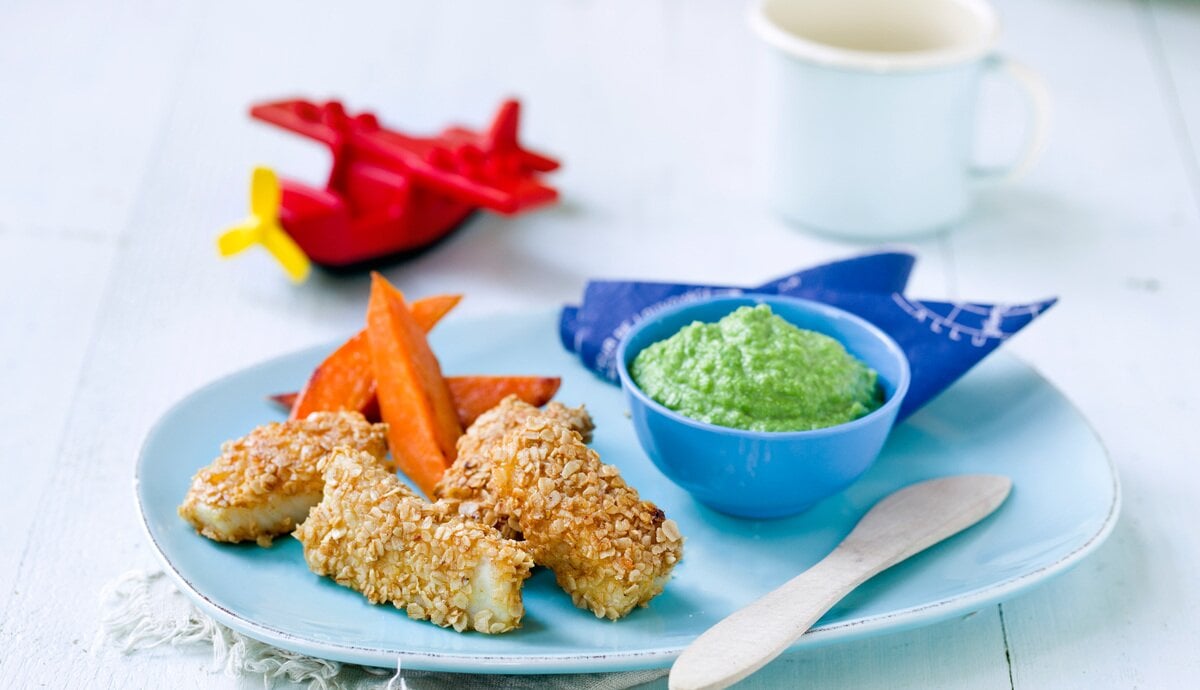 Barnas sprø fiskepinner med ertepuré og stekt søtpotet