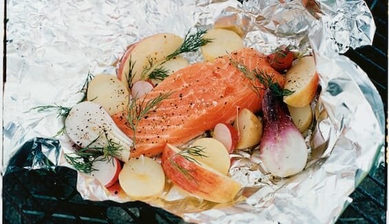 Laks i folie med poteter, epler, løk og dill