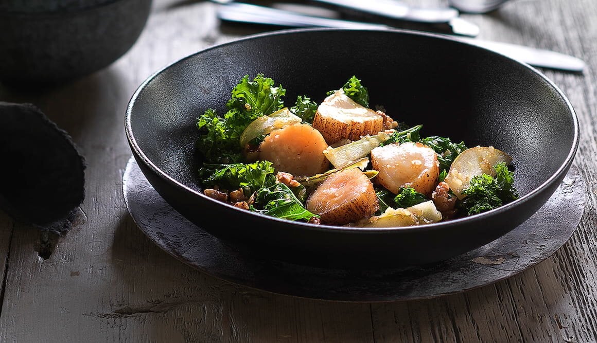 Kamskjell med grønnkål- og pæresalat