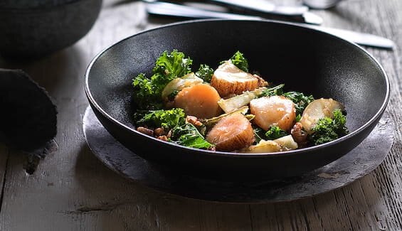 Kamskjell med grønnkål- og pæresalat