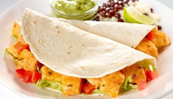 Marinert laks i tortilla