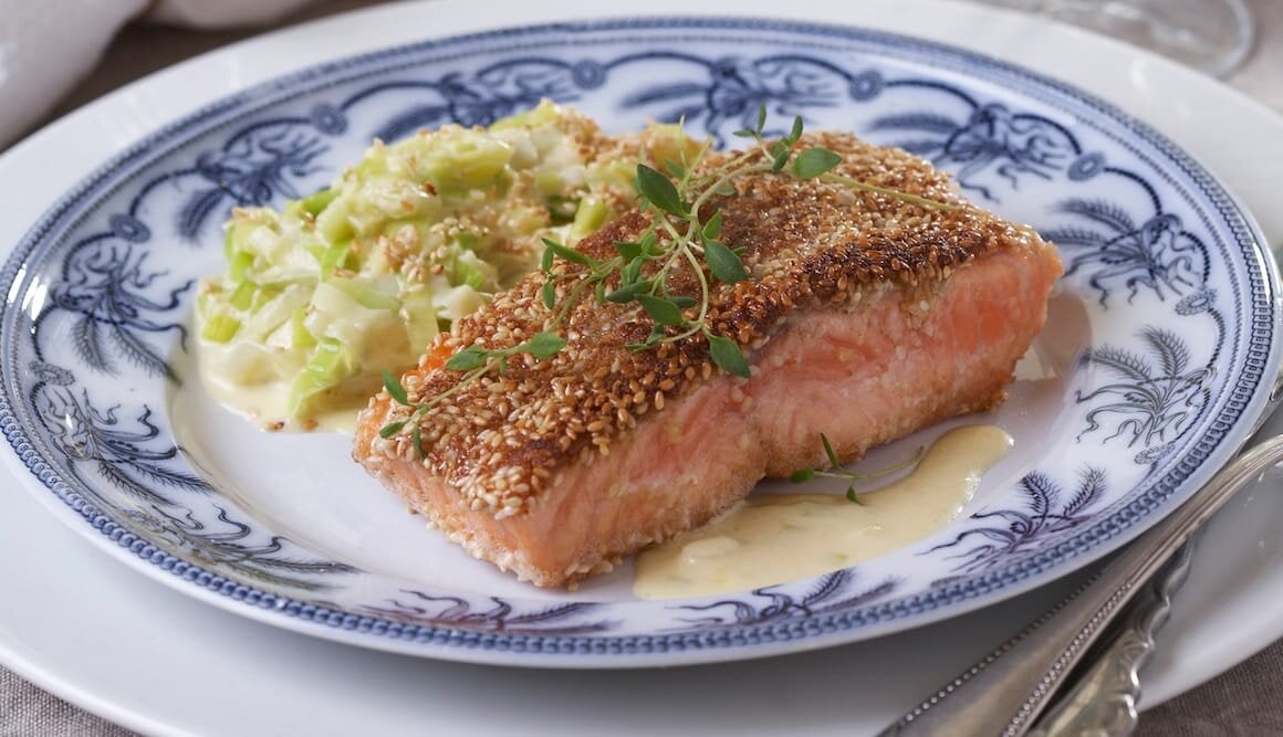 Sesampanert laks med fløtestuet purre