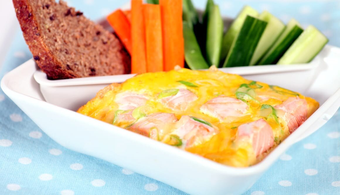 Omelett med laks, vårløk og ost