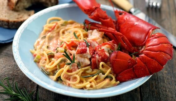 Spaghetti med tomat og hummer