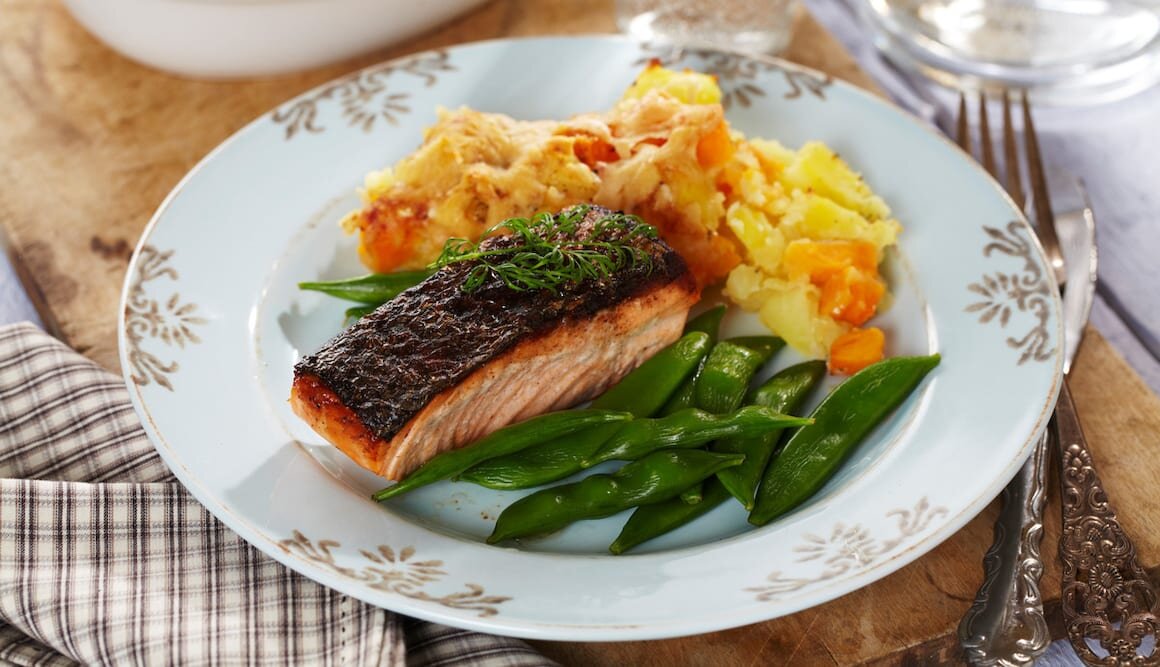 Skinnstekt laks med søtpotet- og potetgrateng